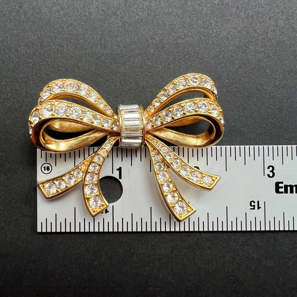 Vintage Rhinestone Brooch Gold Tone Bow Ribbon Signed D.S. Co. Daniel Swarovski